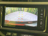 【バックカメラ】駐車時に後方がリアルタイム映像で確認できます。大型商業施設や立体駐車場での駐車時や、夜間のバック時に大活躍!運転スキルに関わらず、今や必須となった装備のひとつです!