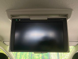 【フリップダウンモニター】大画面モニターで後席でもエンタメをお楽しみいただけます。小さなお子様にも大人気の装備です♪