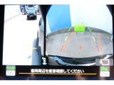 バックギアに入れるとバックカメラの映像がナビに映ります。障害物までの距離もわかりやすいです。