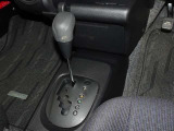 操作が楽なフロアシフト、インパネ周りもすっきりしています。