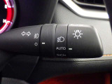 【オートライト】車外の明るさに応じて、自動的にライトの点灯・消灯をしてくれます。