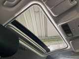 【サンルーフ】開放感たっぷりの希少装備、サンルーフが装着されています!車内に明かりを取り入れたり景色を楽しむ以外にも、車内の空気も簡単に換気できて快適です!