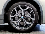 BMWの純正アロイホイールは軽量かつ強度にも優れているホイールで走行性能を引き上げる設計になっております。足元にもBMWは妥協がなくこだわっている個所になります。