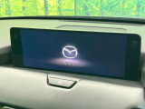 【12.3インチマツダコネクト】車内の雰囲気にマッチした大型ディスプレイ。スマホ接続でのナビ使用やBluetooth再生等、様々な機能が楽しめます。直感的なダイヤル操作が可能で、使い勝手も良好です。