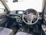 運転席まわりです。 各操作スイッチは使いやすい位置に配置されてます。