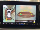 【パノラマモニター】 上から見下ろしたような映像が、運転の不安を軽くします。