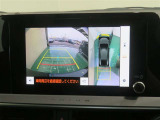 パノラミックビューモニター搭載。カメラで車両周囲の状況を映し出すため、狭い場所での駐車などに役立ちます。