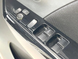 【電動格納ミラー】サイドミラーは電動格納式となっており、狭い駐車場でもキズがつくリスクを抑えられます。