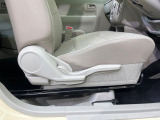 【シートリフター】シート座面の位置を上下に調整できるシートリフターを装備。大柄な方も小柄な方も最適なドライビングポジションで運転できます。