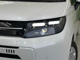 【LEDヘッドライト】悪天候や夜間走行時も良好な視界を確保し安心して運転できる高輝度LEDヘッドライトを装備!点灯速度が早く、消費電力も抑えられています。