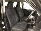 腰から背中をしっかり支える構造で、長時間の運転でも身体への負担が小さいフロントシート!乗り降りも頻繁に行われることを考慮し、着座ポイントも高めに設定。毎日の運転も快適です!