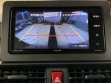 バックモニターで、後方を確認しながら安心して駐車することができます。※カメラが映し出す範囲は限られています。必ず車両周辺の安全を直接確認してください。