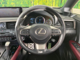 【純正革巻きステアリング】上質な革を使用することで、手にしっかり馴染みとても運転しやすいハンドルです♪