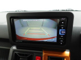 後退時に車両の後ろ側をモニター画面に表示します。車庫入れなどでバックする際に後方確認ができて便利です。車庫入れが苦手な人もこれで安心。