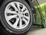 【純正15インチアルミホイール】外観にマッチした純正アルミホイールを装着しております。各種社外アルミホイールや、スタッドレスタイヤも取扱いしております。是非ご相談ください♪