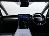室内はディスプレイオーディオを起点としてエアコン、センターコンソール、アームレストに連なる様なデザインとした上に、各操作スイッチ等も使いやすい位置に配置され安定した運転が出来る仕様に構成されています。