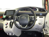 運転席まわりです。 各操作スイッチは使いやすい位置に配置されてます。