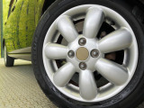 【純正14インチアルミホイール】外観にマッチした純正アルミホイールを装着しております。各種社外アルミホイールや、スタッドレスタイヤも取扱いしております。是非ご相談ください♪