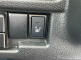 運転席に冬も暖かシート装備です!