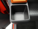 カップホルダーは運転席や助手席からちょうど手の届く位置です!!