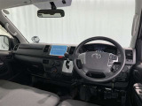 運転席まわりです。 各操作スイッチは使いやすい位置に配置されてます。