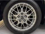 「トヨタ純正アルミホイール」を装着!純正なので車のデザインともマッチしています。高級感やスポーティーさを際立たせてくれます。