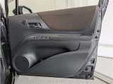 運転席ドア内張はご覧の通り。ドアポケットの収納もバッチリです