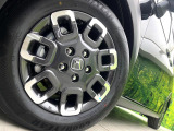 【純正15インチアルミホイール】外観にマッチした純正アルミホイールを装着しております。各種社外アルミホイールや、スタッドレスタイヤも取扱いしております。是非ご相談ください♪