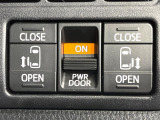 【両側パワースライドドア】スマートキーや運転席のスイッチで後席両側スライドドアの開閉が可能♪電動だから力を入れてドアを開ける必要が無く、小さなお子様でも簡単に開け閉めでき快適です♪