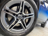 ●純正18インチアルミホイール:輸入車ならではの卓越した走りを支えるホイールと足回りです!日本車の走りに慣れている方にもぜひ体感して頂きたいほど、高いレベルでまとまっています!