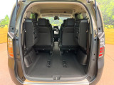 後席を格納すると、これだけの広さが!シーンに合わせたシートアレンジで、大きな荷物も積むことが出来ます♪
