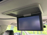 【フリップダウンモニター】大画面モニターで後席でもエンタメをお楽しみいただけます。小さなお子様にも大人気の装備です♪