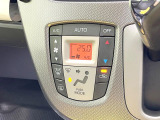 【オートエアコン】一度お好みの温度に設定すれば、車内の温度を検知し風量や温度を自動で調整。暑い&hellip;寒い&hellip;と何度もスイッチ操作をする必要はありません。快適な車内空間には必須の機能ですね♪