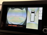 パノラミックビューモニターシステムが付いているので車の上から見た映像が確認できますよ。 一目で車両周辺の情報を確認できますが、直接安全をご確認下さい。