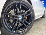 ●純正18インチアルミホイール:輸入車ならではの卓越した走りを支えるホイールと足回りです!日本車の走りに慣れている方にもぜひ体感して頂きたいほど、高いレベルでまとまっています!