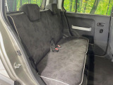 後部座席も気になるようなキズ・汚れやへたり等、大きなダメージはなく、良好な状態です。