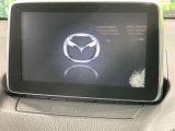 【8インチマツダコネクト】車内の雰囲気にマッチした大型のディスプレイ。スマホ接続でのナビ使用やBluetooth再生等、様々な機能が楽しめます。直感的なダイヤル操作が可能で、使い勝手も良好です。