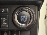 エンジンスタートボタンです。キーが車内にあれば、エンジンの始動・停止はブレーキを踏んでスイッチを押すだけ!キーを取り出す手間を省き、ワンプッシュでエンジンを操作するので簡単でスムーズです。