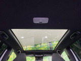 【調光パノラマルーフ】車内の解放感が一気に上がる大型パノラマルーフに調光機能がプラス!日差しが強い時、シェードを閉めなくてもガラスの透明度を調整することで心地よい明るさに♪
