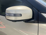 対向車から見やすいウィンカー付きドアミラー。