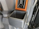 便利なカップホルダーを装備しています。 缶ジュースを開けて運転していると振動で倒れないかヒヤヒヤ、意外と置き場に困るもの。 意外に重要な装備ですね。