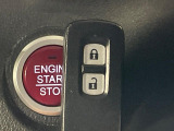 【Hondaスマートキー】カバンやポケットに入れたままでもドアの施錠・解錠が可能なスマートキーを装備。エンジンのオン・オフ時もカギを取り出す必要が無いからとっても便利です♪