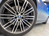 ●純正19インチアルミホイール:輸入車ならではの卓越した走りを支えるホイールと足回りです!日本車の走りに慣れている方にもぜひ体感して頂きたいほど、高いレベルでまとまっています!