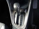 シフトレバーはフロアに配置されています。