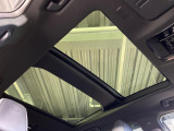 【パノラマルーフ】大型のガラスルーフ搭載で車内の解放感が一気にアップ!開放的なドライブをお楽しみいただけます。