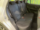 後部座席も気になるようなキズ・汚れやへたり等、大きなダメージはなく、良好な状態です。
