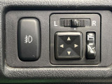 【電動格納ミラー】サイドミラーは電動格納式となっており、狭い駐車場でもキズがつくリスクを抑えられます。