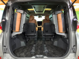 ラゲッジルームは、大容量のスペースを確保。普段のお買い物からレジャーまで、幅広く活躍してくれます!また、リアシートを倒すことでバリエーション豊かにお使いいただけます。