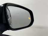 ウインカーミラーにはBSM(ブラインドスポットモニター)を搭載。隣を走る車両が死角に入るとLEDインジケーターを点灯。また、ウィンカーを出すとインジケーターも光って点滅!注意を促してくれます