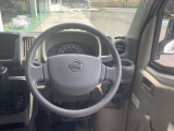 ハンドルは白色になっていて車内が爽やかに見えます